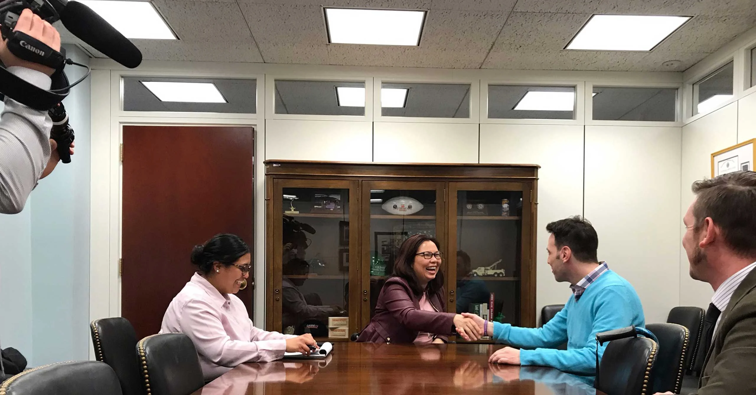 Peter Morley talks about healthcare with Senator Tammy Duckworth.